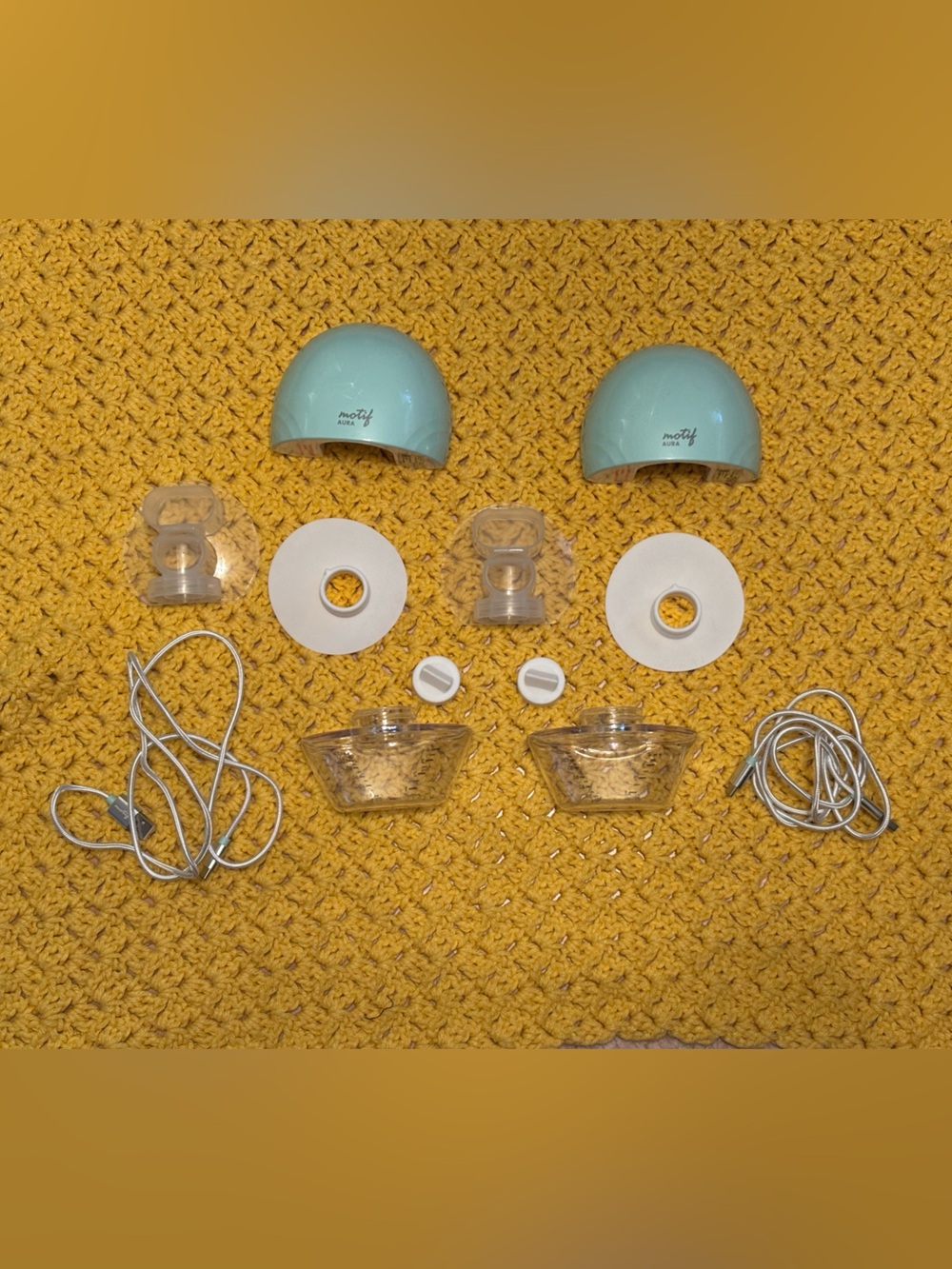 Motif Aura Electric Wearable Breast Pump with charger and parts dual motor AS IS